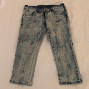 Acid Wash Capri Length Jeans